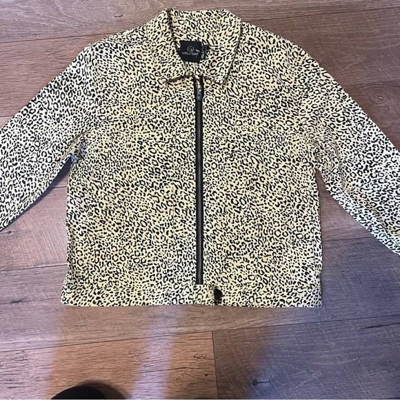 Volcom Zip-Up Tan and Black Leopard Print Lightweight Woman’s Large Jacket D5 - Picture 1 of 4